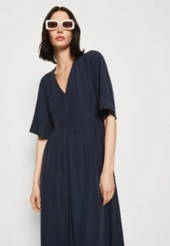 Marc O'Polo DRESS FEMININE SHAPE V NECK WING SLEEVES - Maxikleid - Deep Blue Sea 9 Marc O'Polo DRESS FEMININE SHAPE V NECK WING SLEEVES - Maxikleid - Deep Blue Sea -Trendgeschäft Für Modische Damenbekleidung 0834b5c6fd604b1899fbdf952f2638ff