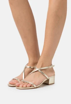 Trendgeschäft Für Modische Damenbekleidung 2 Riemensandalette - Gold