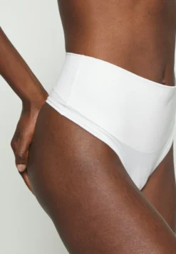 Spanx COTTON COMFORT THONG - String - White 10 Spanx COTTON COMFORT THONG - String - White -Trendgeschäft Für Modische Damenbekleidung 45d6754fcd2a476688f498cd73a16137