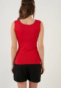 LELA SQUARE NECK LACE DETAILED ATHLETE - Top - Red 8 LELA SQUARE NECK LACE DETAILED ATHLETE - Top - Red -Trendgeschäft Für Modische Damenbekleidung 48f446757057447b987d13f9843dbd2d