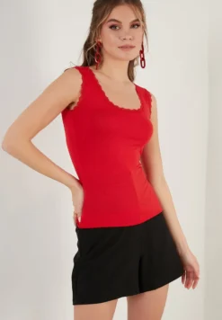 LELA SQUARE NECK LACE DETAILED ATHLETE - Top - Red 11 LELA SQUARE NECK LACE DETAILED ATHLETE - Top - Red -Trendgeschäft Für Modische Damenbekleidung 5484246dc0fd4b359b18e9b77454e22c 1