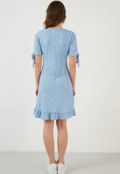 LELA FLORAL RUFFLE DETAIL - Freizeitkleid - Baby Blue -Trendgeschäft Für Modische Damenbekleidung 62cc863f67e24bcaab8be6c6b9bd12e5