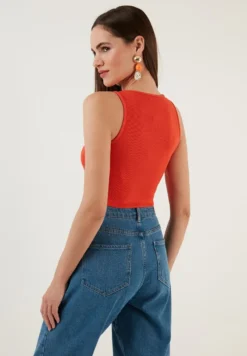 LELA Top - Orange -Trendgeschäft Für Modische Damenbekleidung 6a426294e7634c80bf0eefdff2ab57f0