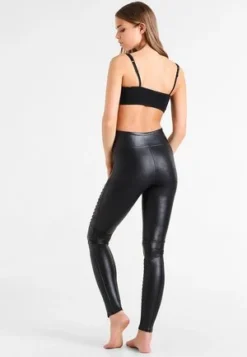 Spanx FAUX LEATHER MOTO LEGGINGS - Leggings - Strümpfe - Black 10 Spanx FAUX LEATHER MOTO LEGGINGS - Leggings - Strümpfe - Black -Trendgeschäft Für Modische Damenbekleidung 79cdb553bc064248aacba2c1e21ccd42