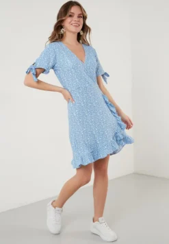 LELA FLORAL RUFFLE DETAIL - Freizeitkleid - Baby Blue -Trendgeschäft Für Modische Damenbekleidung 7c2b7c700c9f46b89a50a4dae96c226a