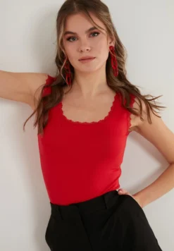 LELA SQUARE NECK LACE DETAILED ATHLETE - Top - Red 10 LELA SQUARE NECK LACE DETAILED ATHLETE - Top - Red -Trendgeschäft Für Modische Damenbekleidung 8029a11a303946fa904ad757f621c233