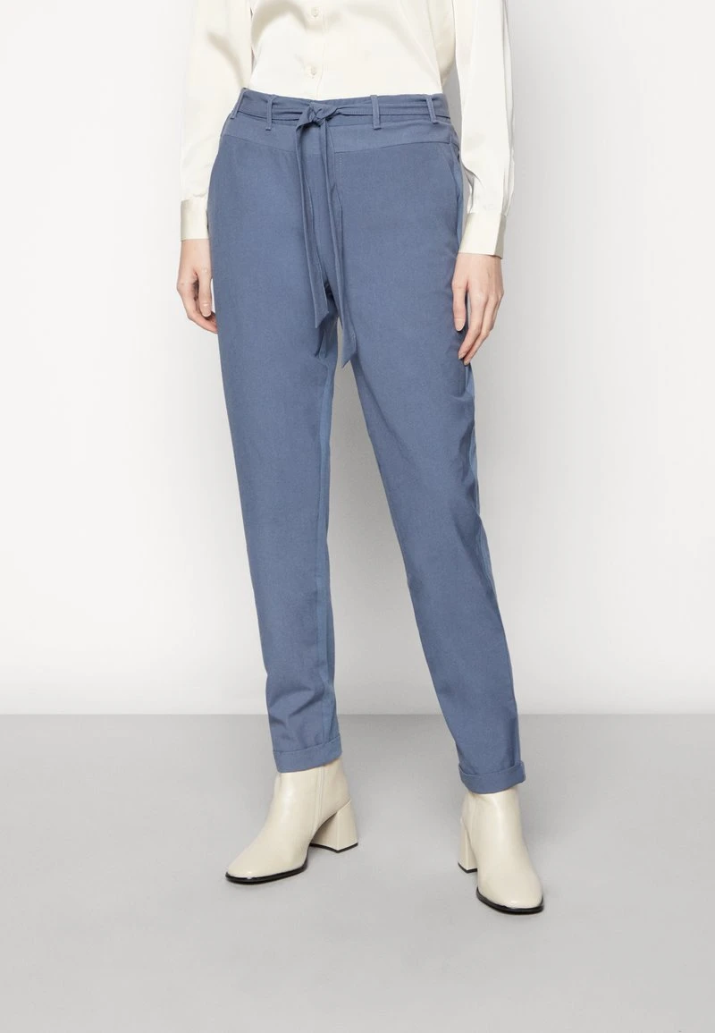 Kaffe JILLIAN BELT PANTS - Stoffhose - Vintage Indigo 1 Kaffe JILLIAN BELT PANTS - Stoffhose - Vintage Indigo