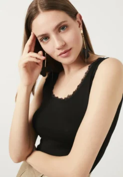 LELA SQUARE NECK LACE DETAILED ATHLETE - Top - Black 8 LELA SQUARE NECK LACE DETAILED ATHLETE - Top - Black -Trendgeschäft Für Modische Damenbekleidung e2340b796f3e486fba812efec536182f