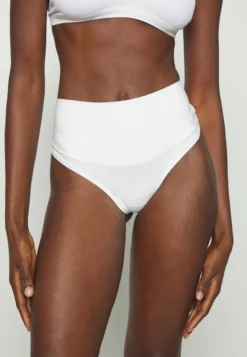 Spanx COTTON COMFORT THONG - String - White 11 Spanx COTTON COMFORT THONG - String - White -Trendgeschäft Für Modische Damenbekleidung f5c6155e43aa4edbaccc368b691123cc 1